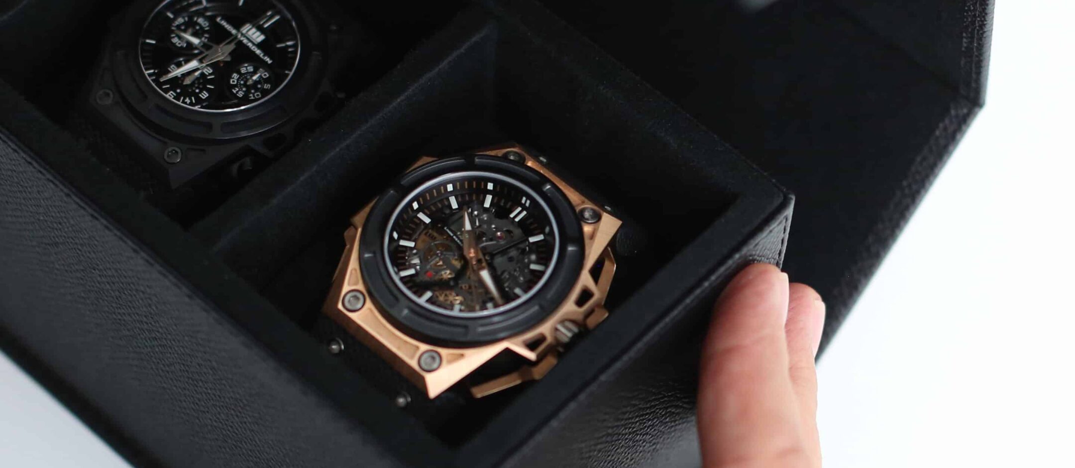 3Watch box Persp open Hand